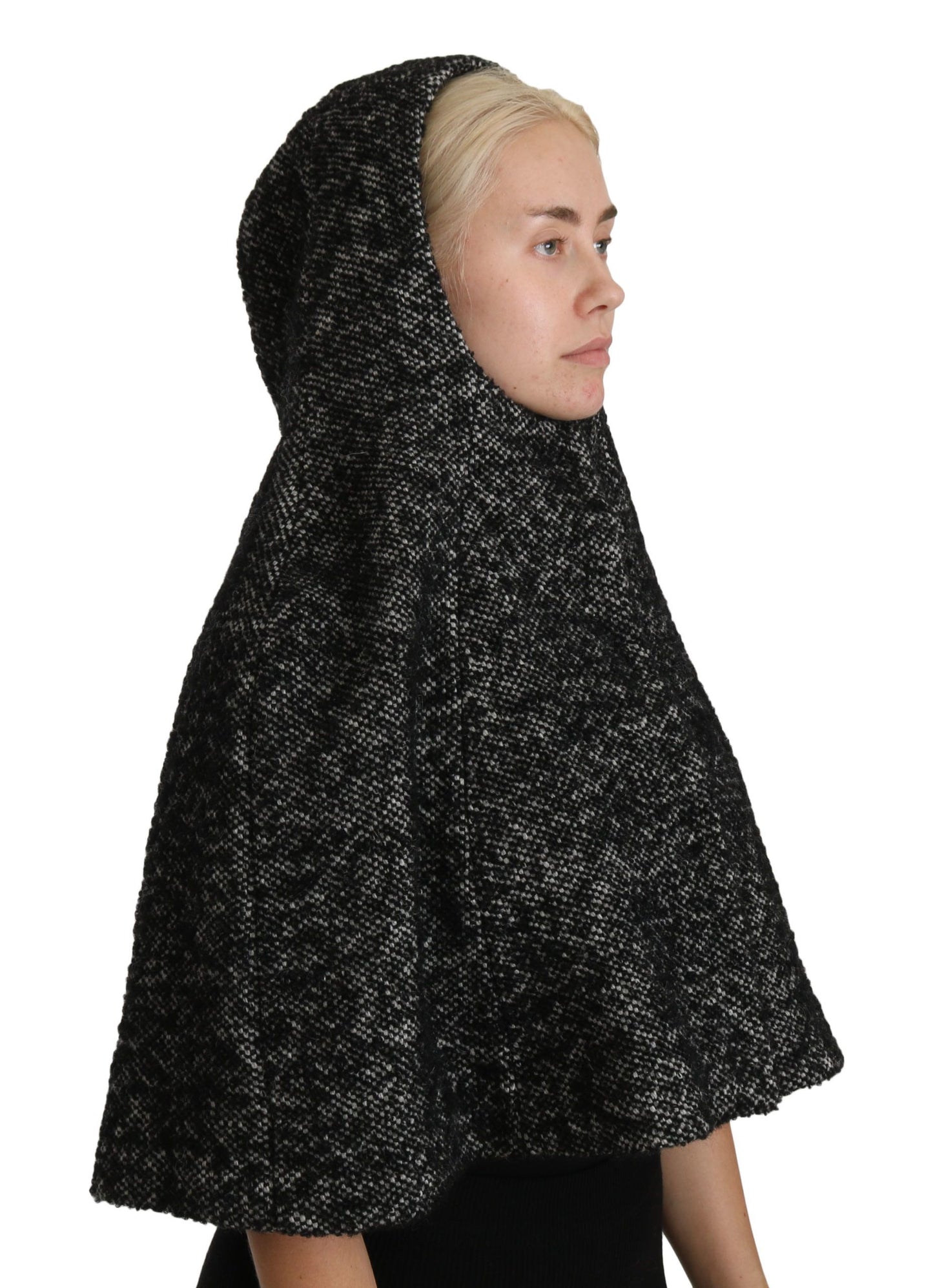 Elegante bufanda de lana gris con capucha de la icónica marca italiana