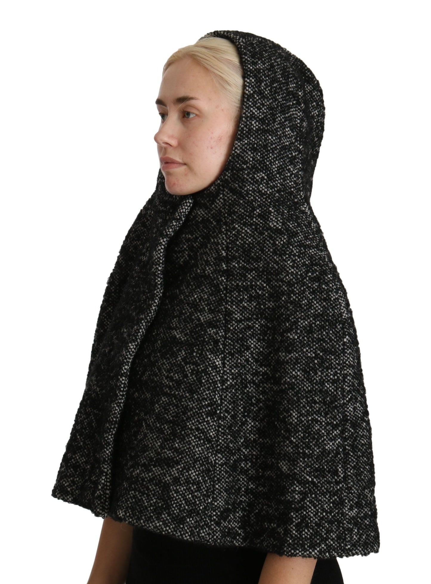 Elegante bufanda de lana gris con capucha de la icónica marca italiana