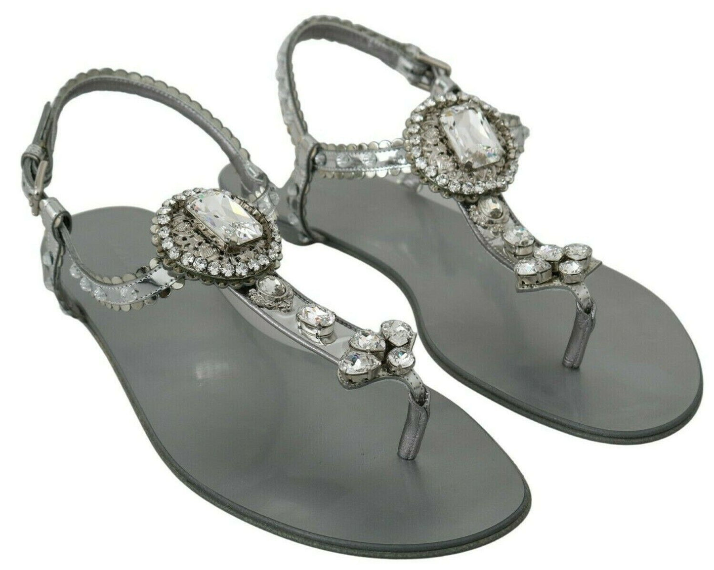 Elegantes zapatos planos plateados con adornos de cristal