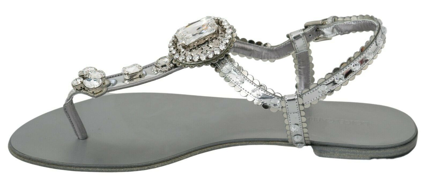 Elegantes zapatos planos plateados con adornos de cristal