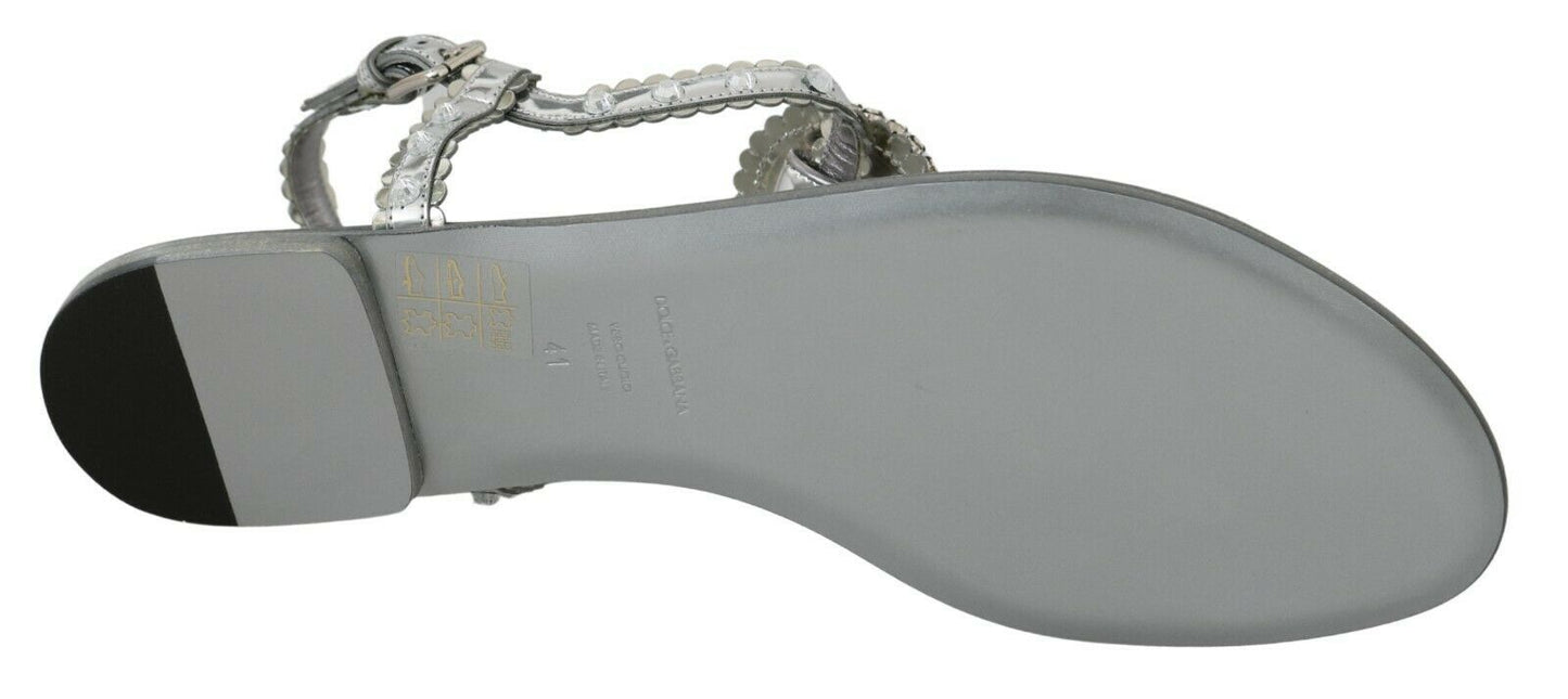Elegantes zapatos planos plateados con adornos de cristal