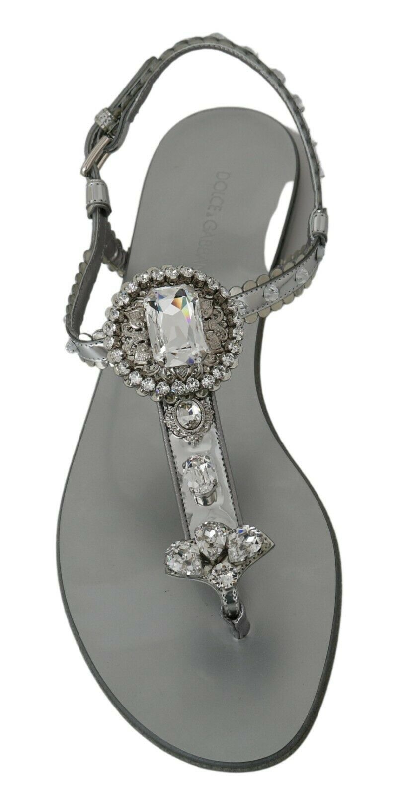 Elegantes zapatos planos plateados con adornos de cristal