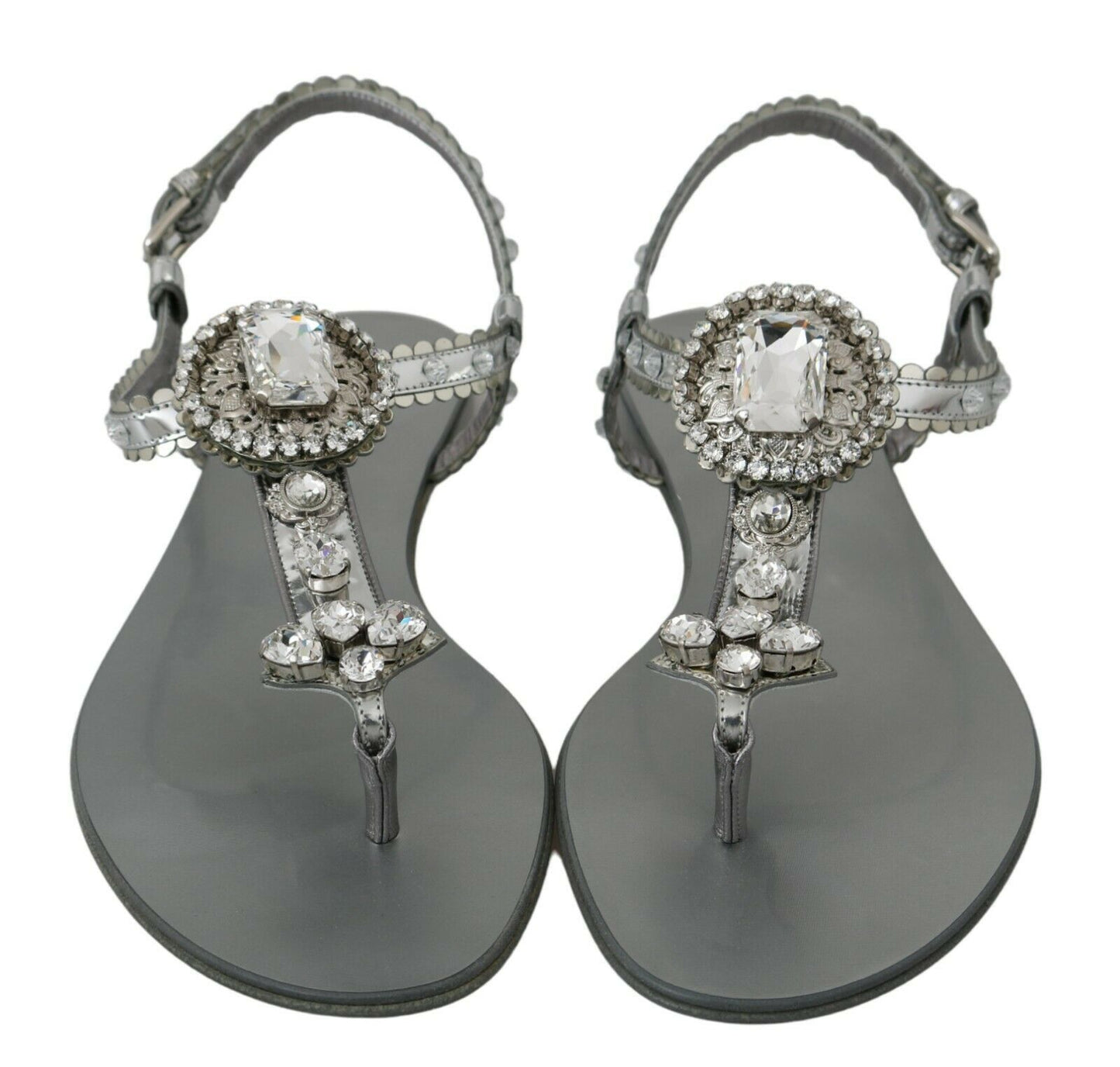 Elegantes zapatos planos plateados con adornos de cristal