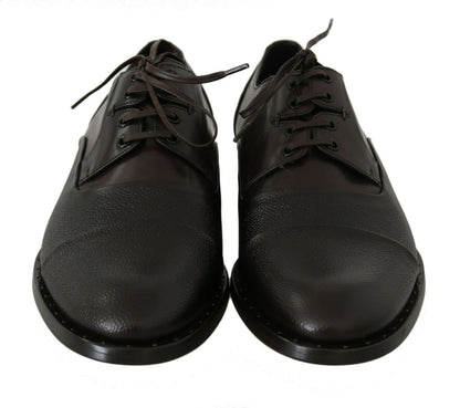 Zapatos formales elegantes de cuero marrón con cordones