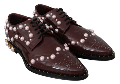 Elegantes zapatos planos burdeos con cordones, perlas y cristales