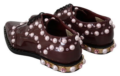 Elegantes zapatos planos burdeos con cordones, perlas y cristales