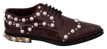 Elegantes zapatos planos burdeos con cordones, perlas y cristales