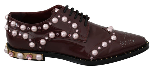 Elegantes zapatos planos burdeos con cordones, perlas y cristales