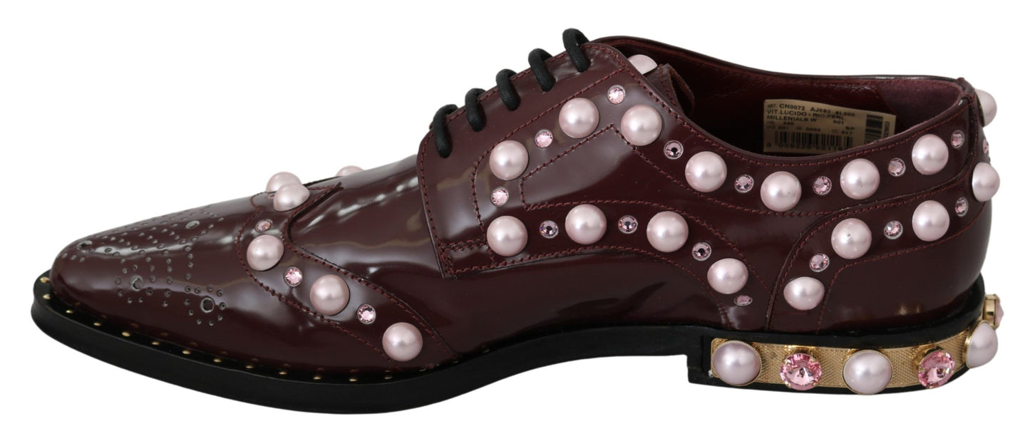 Elegantes zapatos planos burdeos con cordones, perlas y cristales