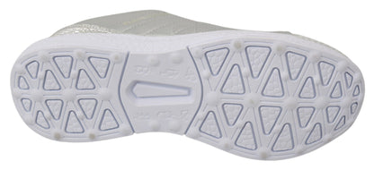 Zapatillas plateadas elegantes para quienes marcan tendencia