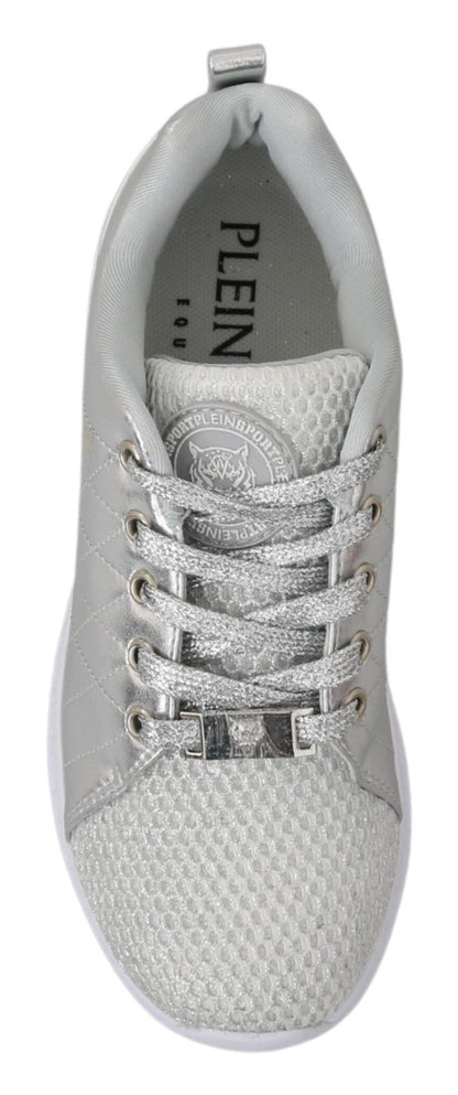 Zapatillas plateadas elegantes para quienes marcan tendencia