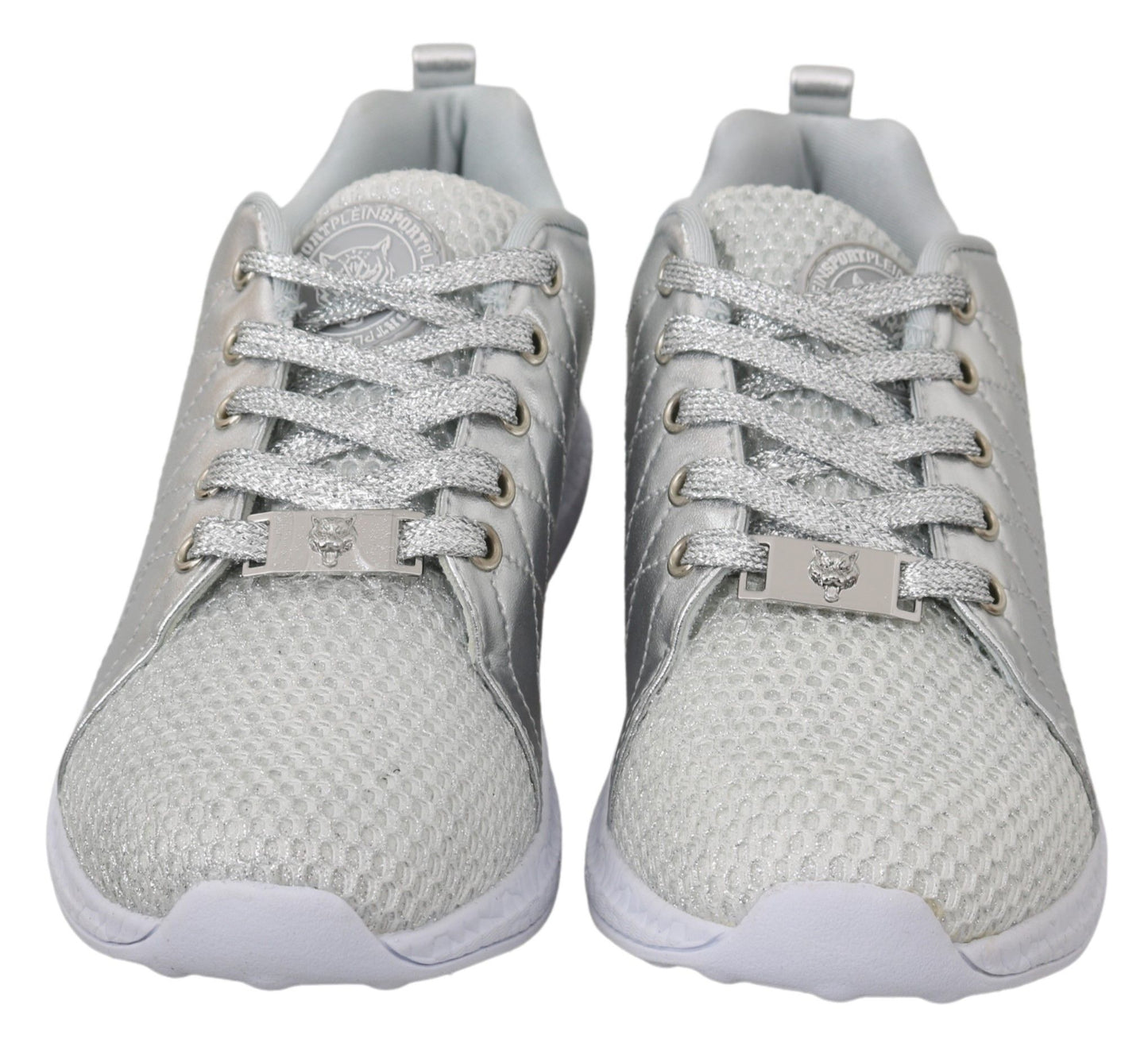 Zapatillas plateadas elegantes para quienes marcan tendencia