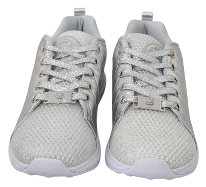 Zapatillas plateadas elegantes para quienes marcan tendencia