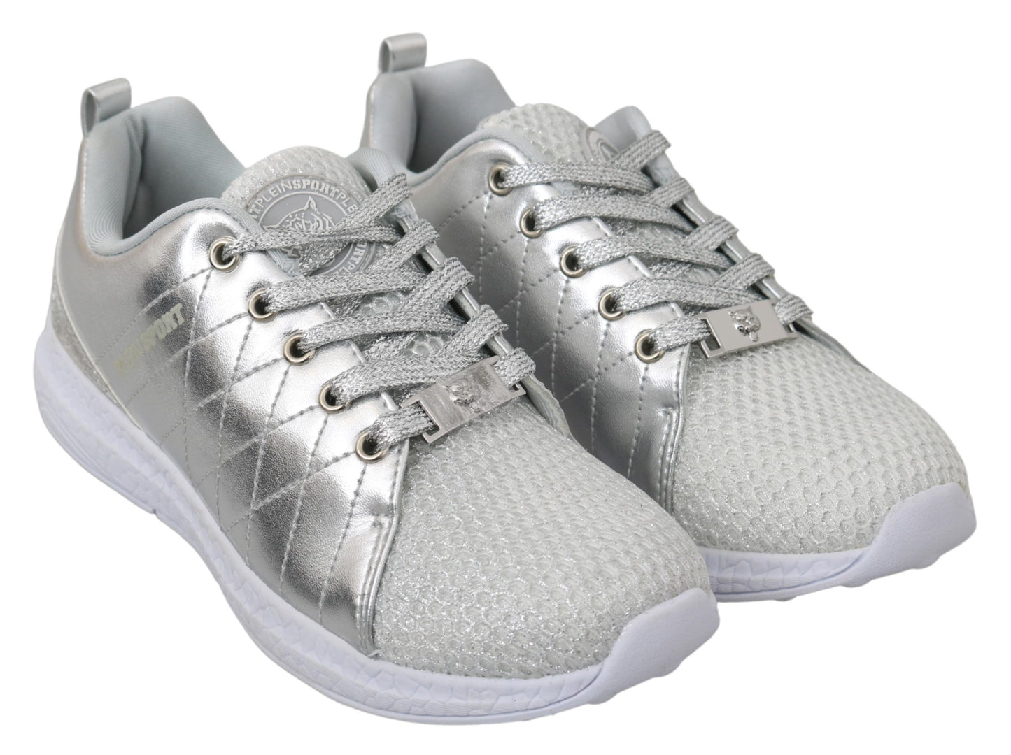 Zapatillas plateadas elegantes para quienes marcan tendencia