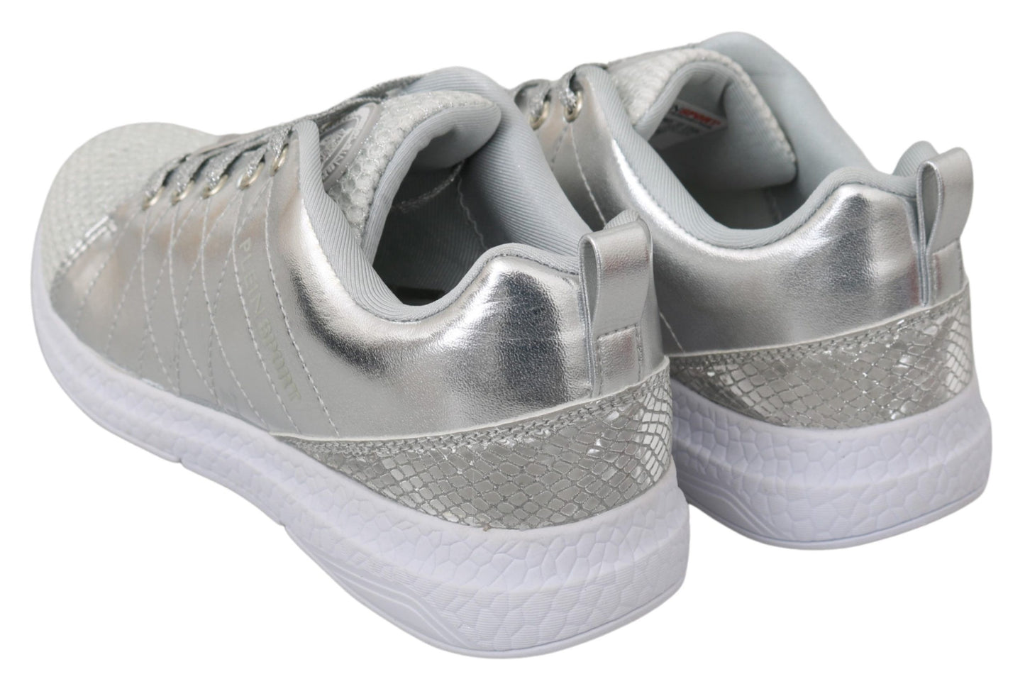 Zapatillas plateadas elegantes para quienes marcan tendencia