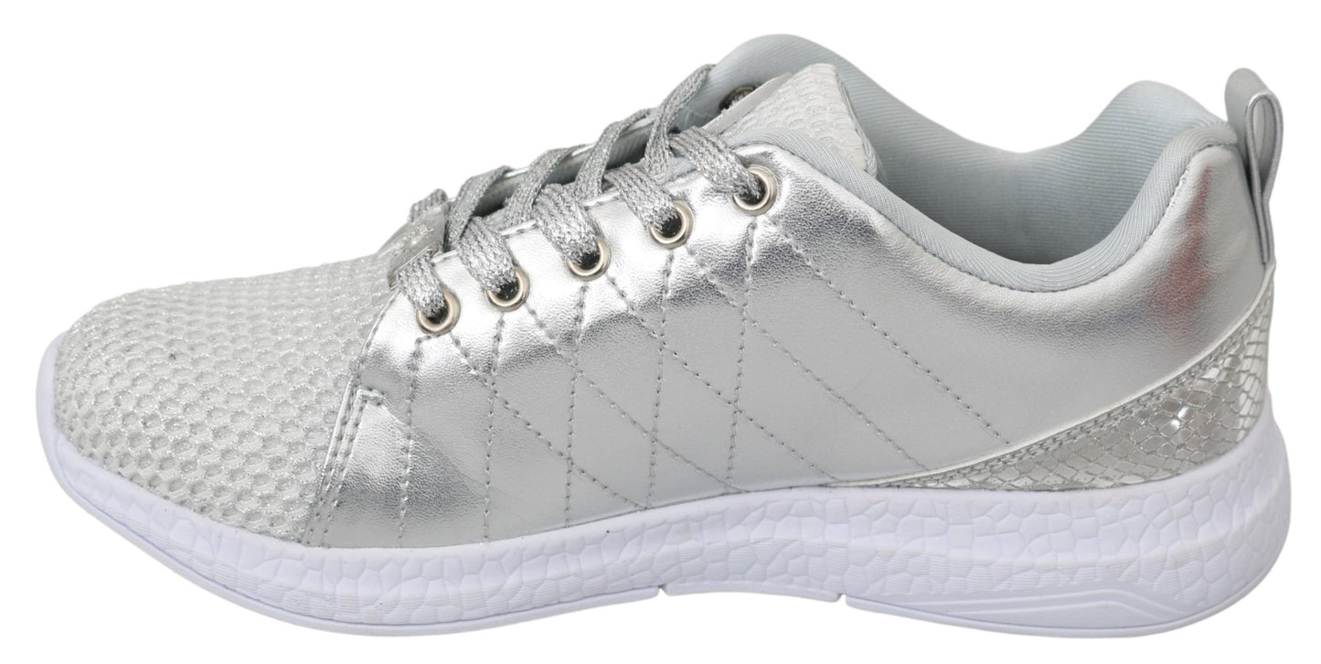 Zapatillas plateadas elegantes para quienes marcan tendencia