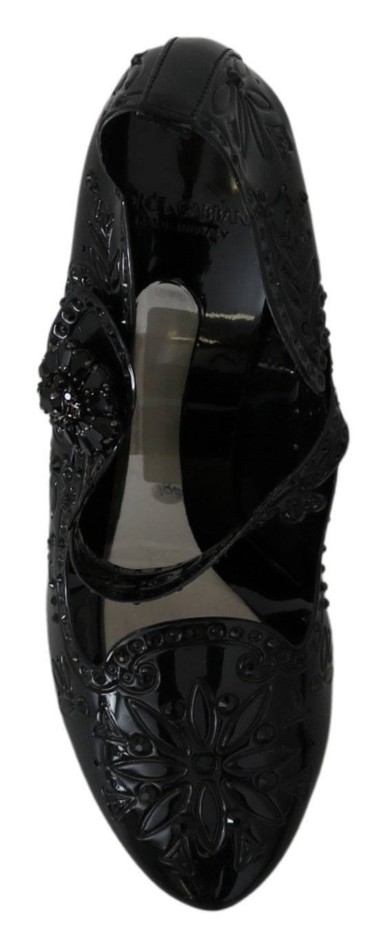Elegantes zapatos de tacón de Cenicienta con adornos de cristal