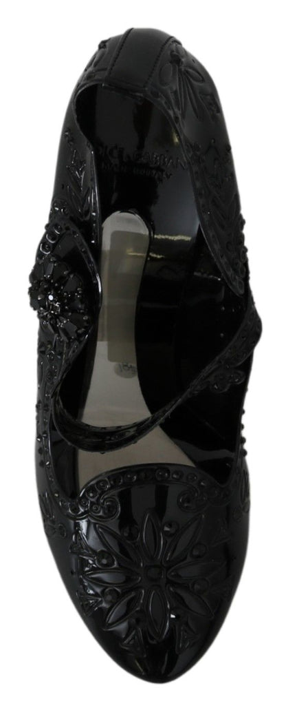 Elegantes zapatos de tacón de Cenicienta con adornos de cristal
