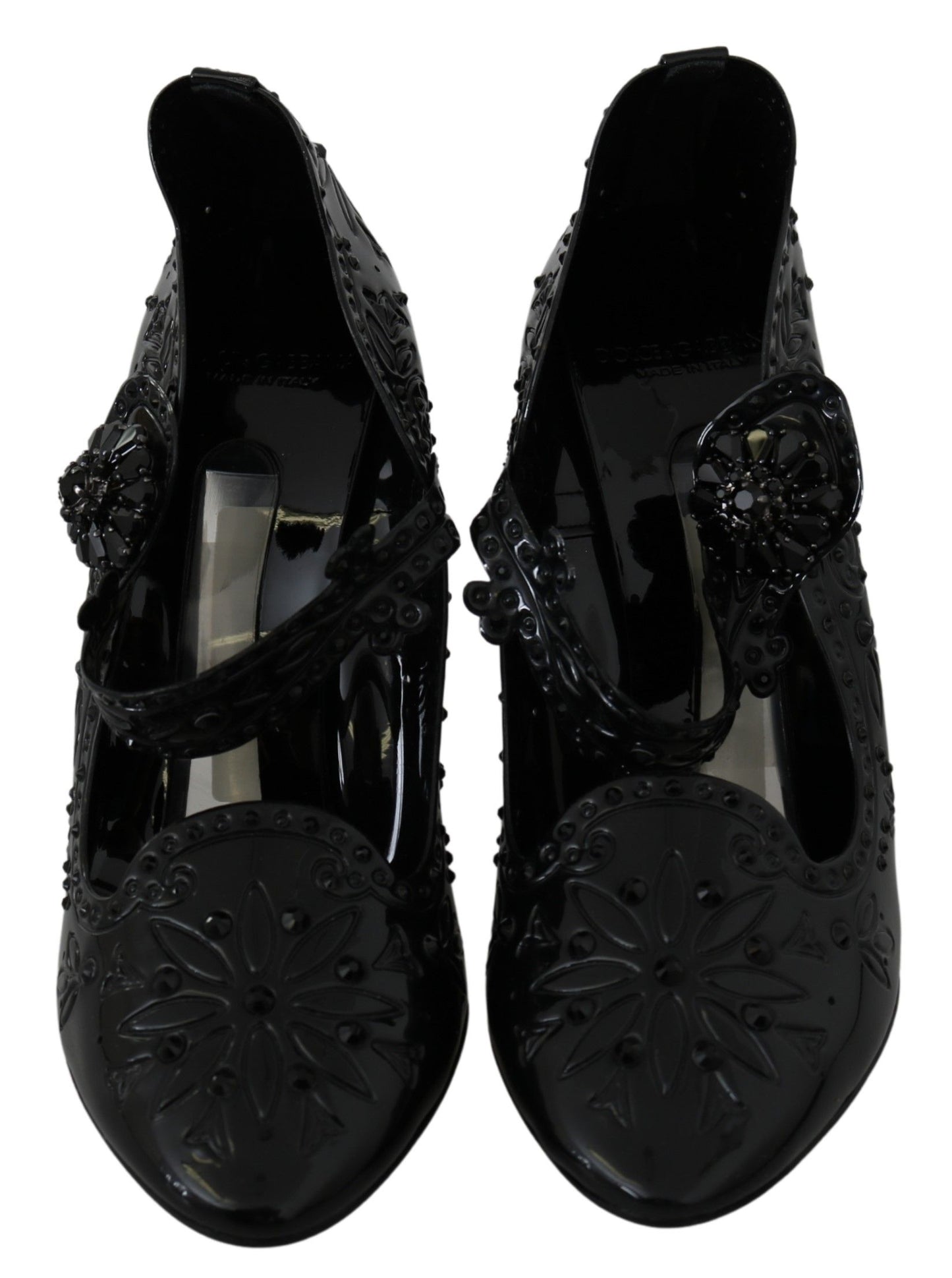 Elegantes zapatos de tacón de Cenicienta con adornos de cristal
