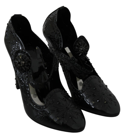 Elegantes zapatos de tacón de Cenicienta con adornos de cristal