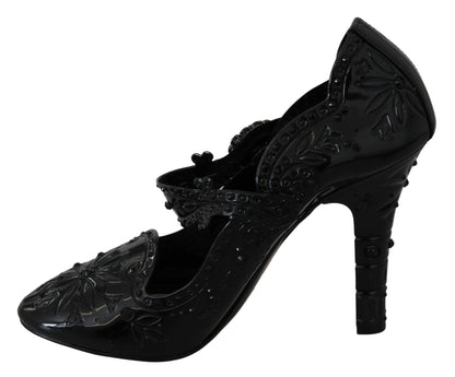Elegantes zapatos de tacón de Cenicienta con adornos de cristal