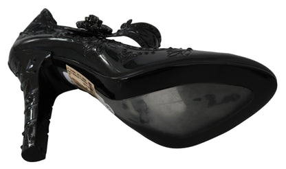 Elegantes zapatos de tacón de Cenicienta con adornos de cristal