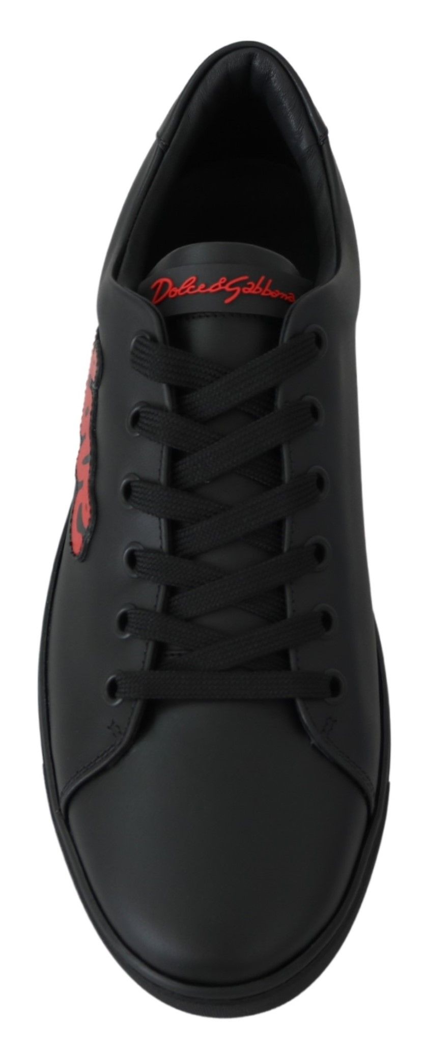 Elegantes zapatillas de piel con detalles en rojo