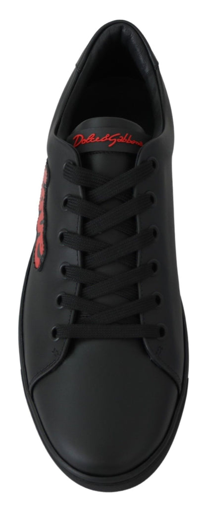 Elegantes zapatillas de piel con detalles en rojo