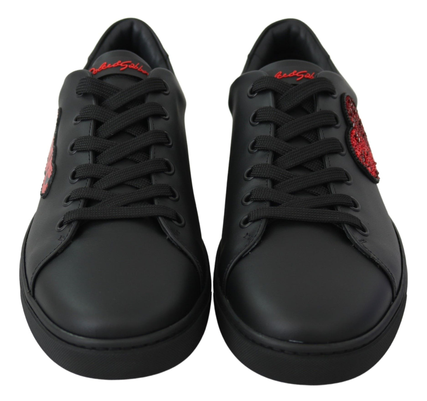 Elegantes zapatillas de piel con detalles en rojo
