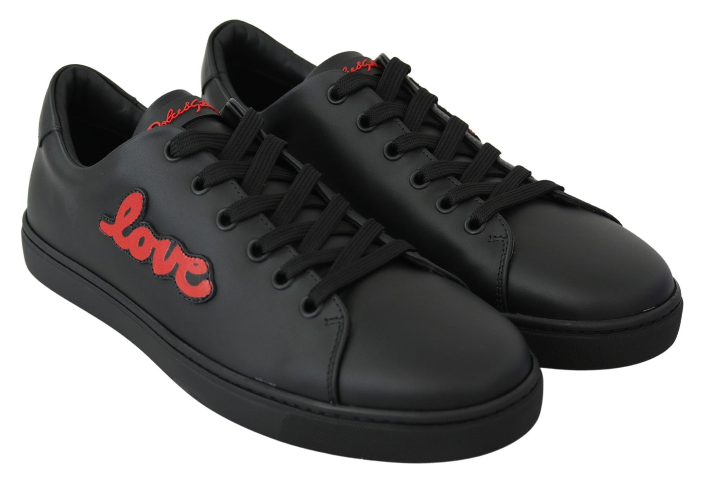 Elegantes zapatillas de piel con detalles en rojo