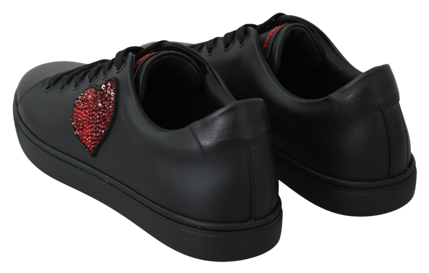 Elegantes zapatillas de piel con detalles en rojo