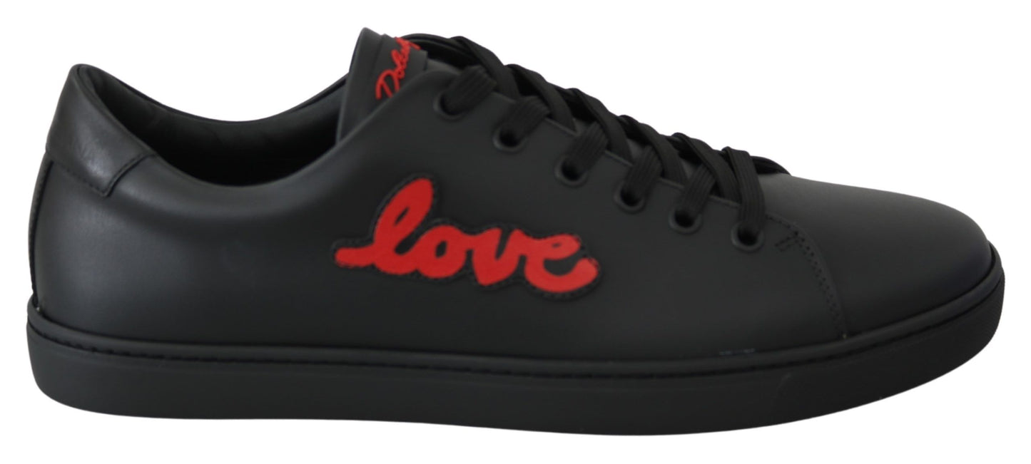 Elegantes zapatillas de piel con detalles en rojo