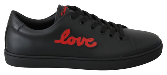 Elegantes zapatillas de piel con detalles en rojo