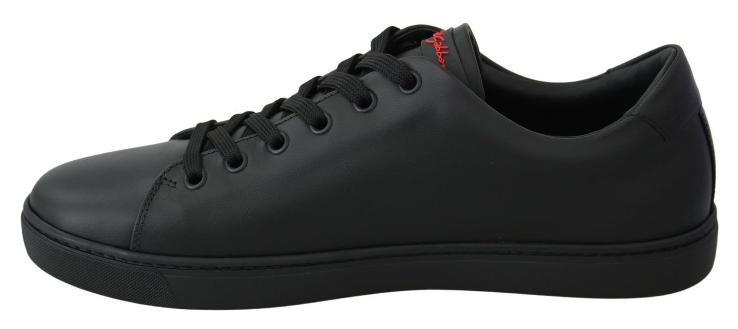 Elegantes zapatillas de piel con detalles en rojo