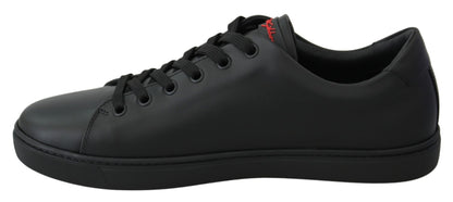 Elegantes zapatillas de piel con detalles en rojo