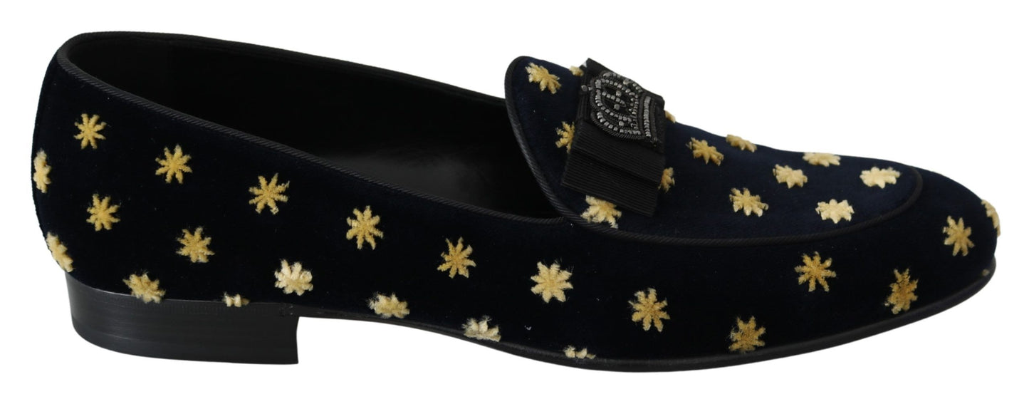 Elegantes mocasines de terciopelo con bordado de corona