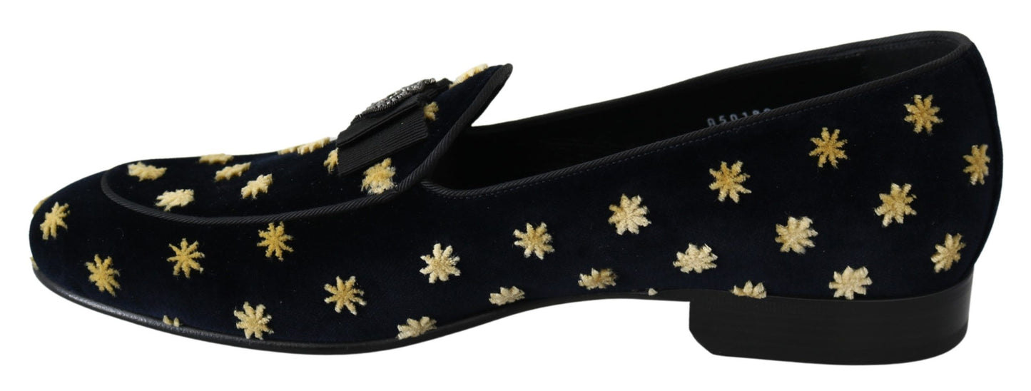 Elegantes mocasines de terciopelo con bordado de corona