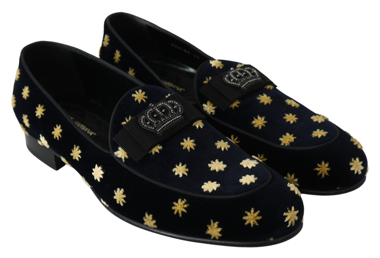 Elegantes mocasines de terciopelo con bordado de corona