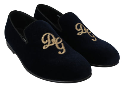 Elegantes mocasines azules bordados