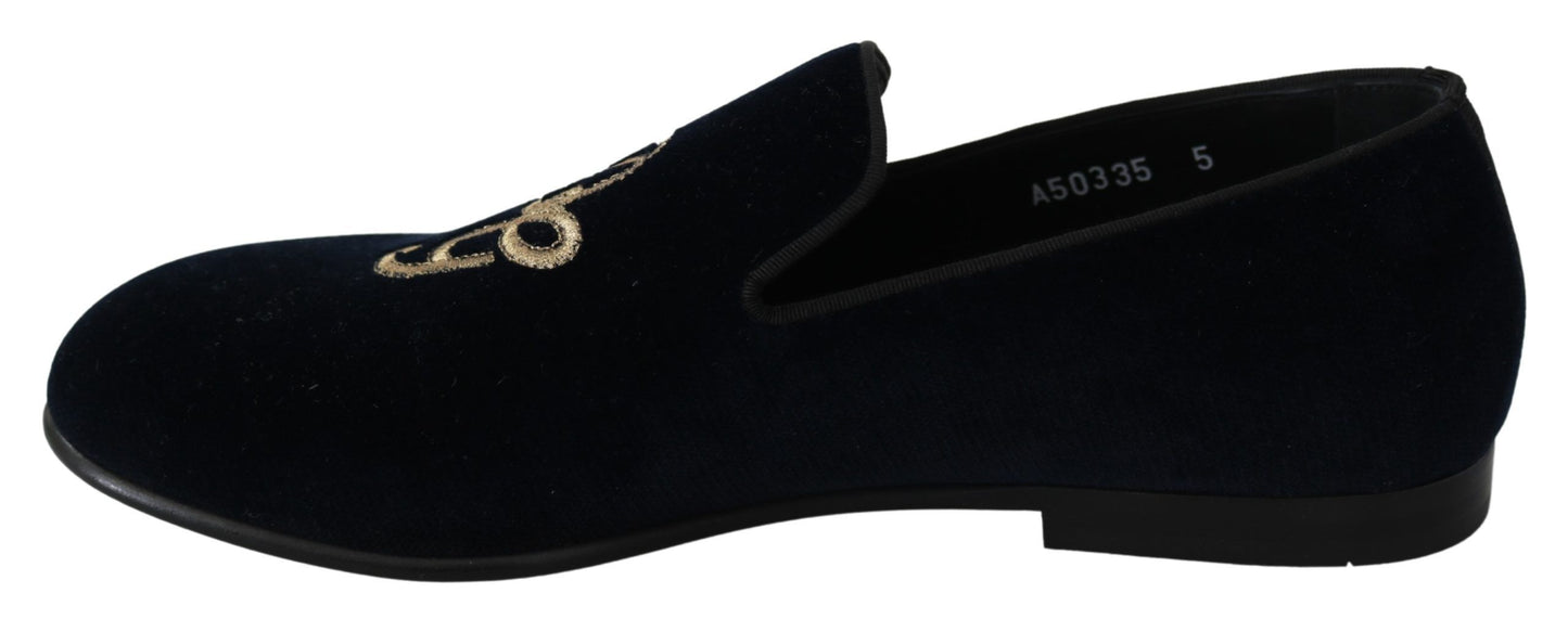 Elegantes mocasines azules bordados