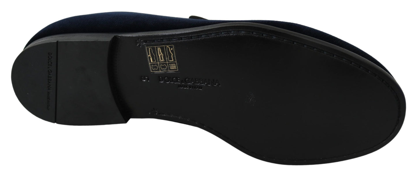 Elegantes mocasines azules bordados