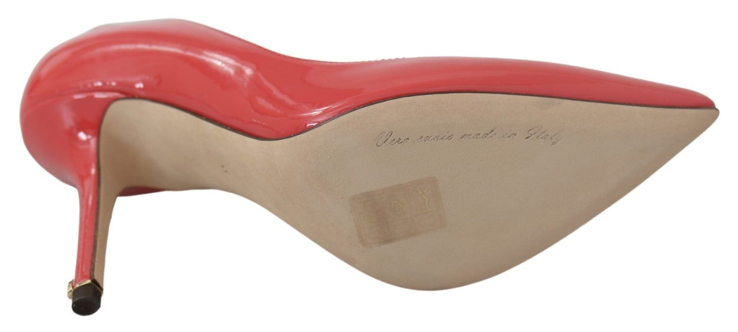 Elegantes zapatos de tacón de charol rosa oscuro