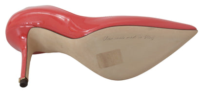 Elegantes zapatos de tacón de charol rosa oscuro