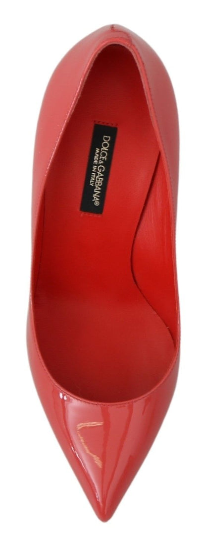 Elegantes zapatos de tacón de charol rosa oscuro
