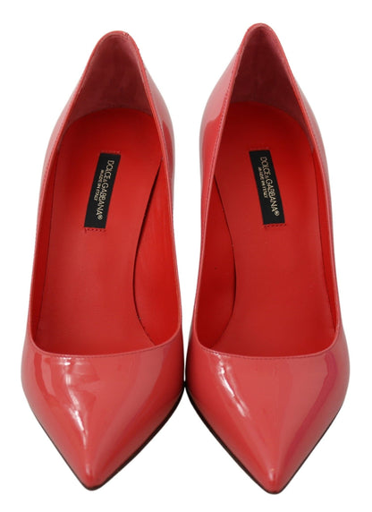 Elegantes zapatos de tacón de charol rosa oscuro