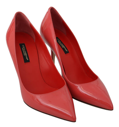 Elegantes zapatos de tacón de charol rosa oscuro