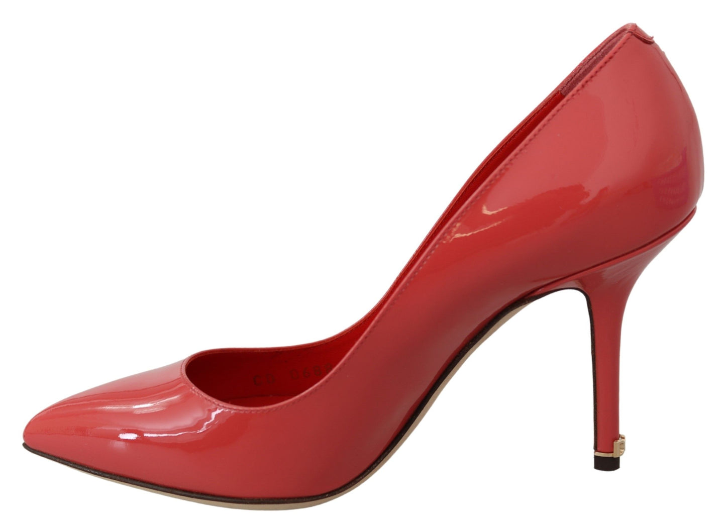 Elegantes zapatos de tacón de charol rosa oscuro