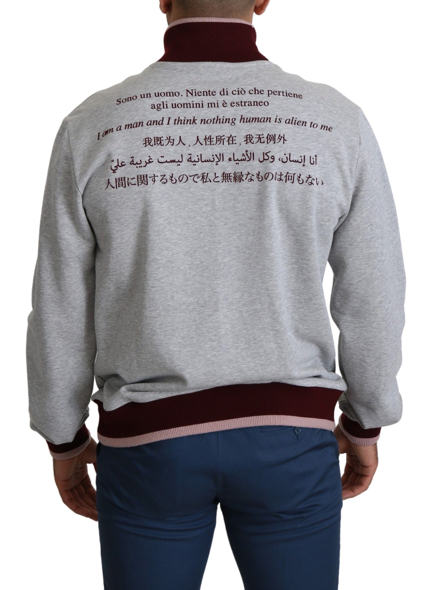 Elegante jersey gris de cuello alto con motivo latino