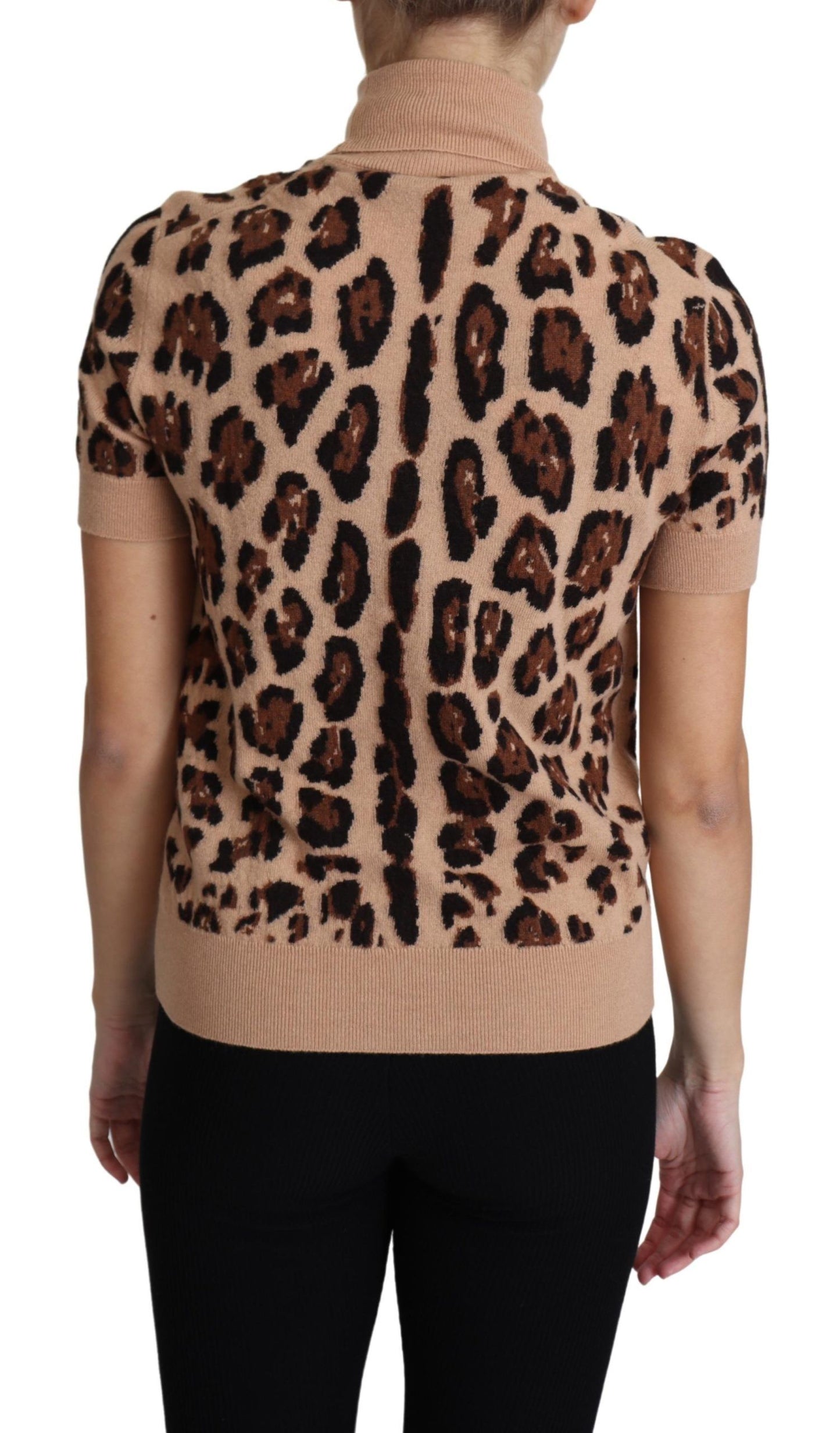 Elegante top de cuello alto de lana con estampado de leopardo