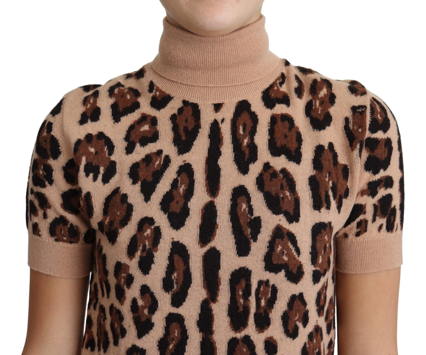 Elegante top de cuello alto de lana con estampado de leopardo